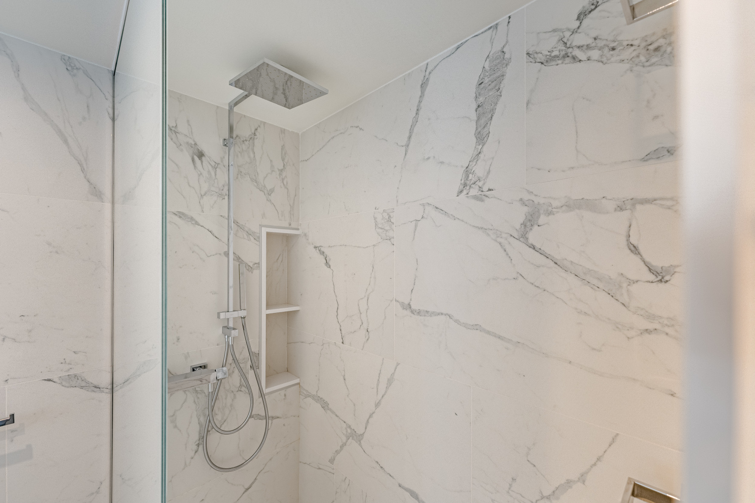 Altamira 415 16 Douche.jpg