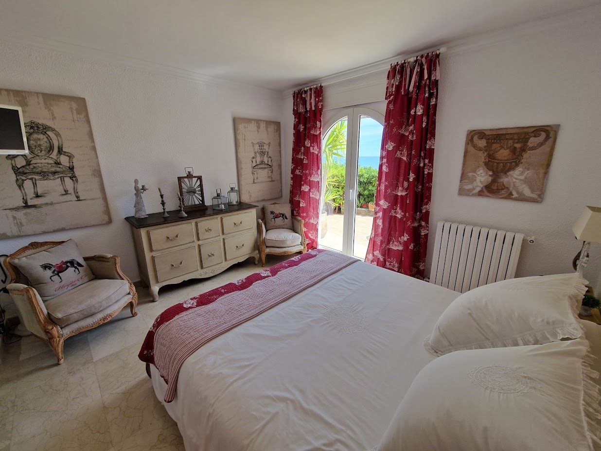 Upstairs bedroom 4.jpg