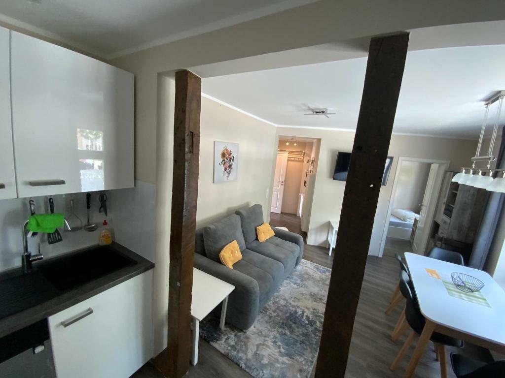 Blick Küche, Wohnz., kleines Schlafz., Eingangsflur.jpg