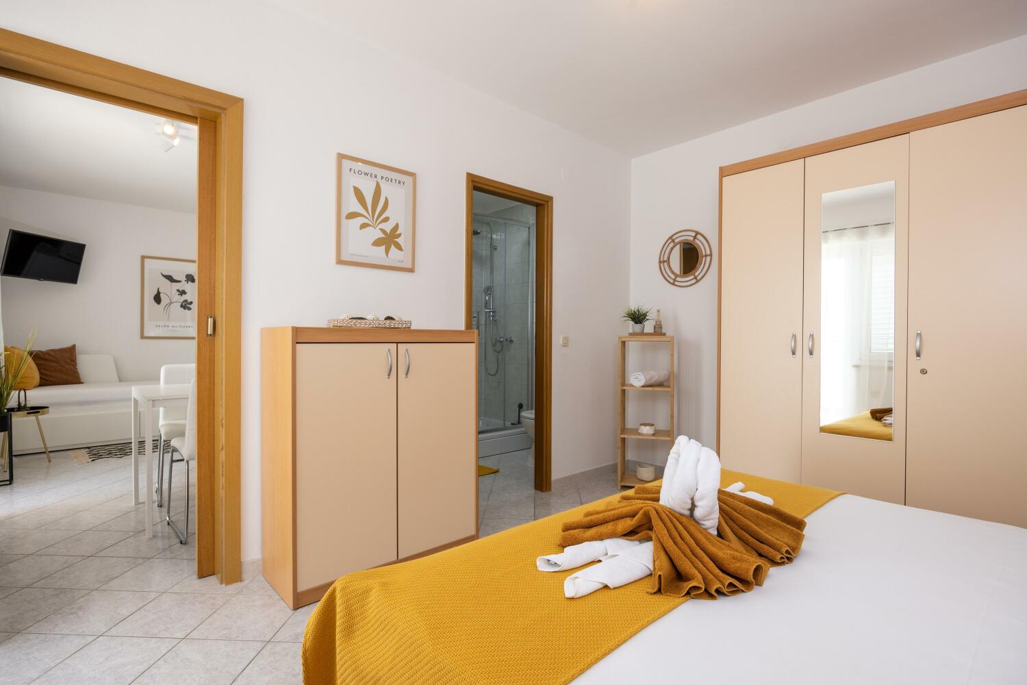 1_a22_bedroom1_5a - tiny800kb.jpg