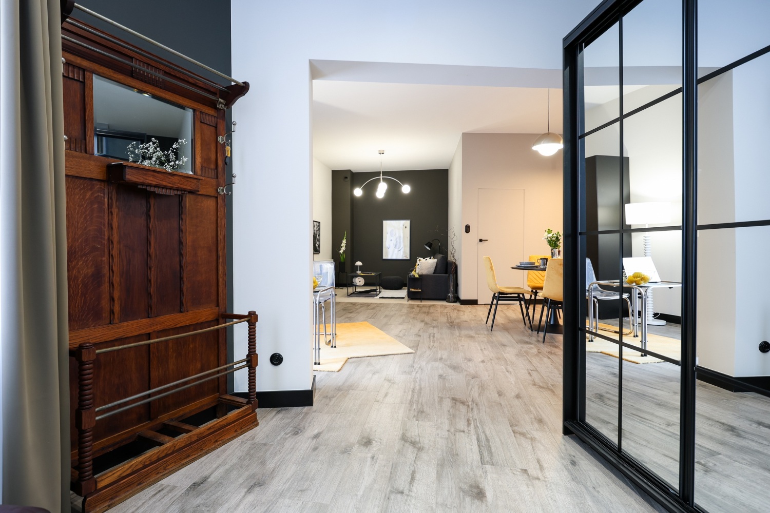 przestronna szafa w nietypowym mieszkaniu na wynajem Łódź.jpg