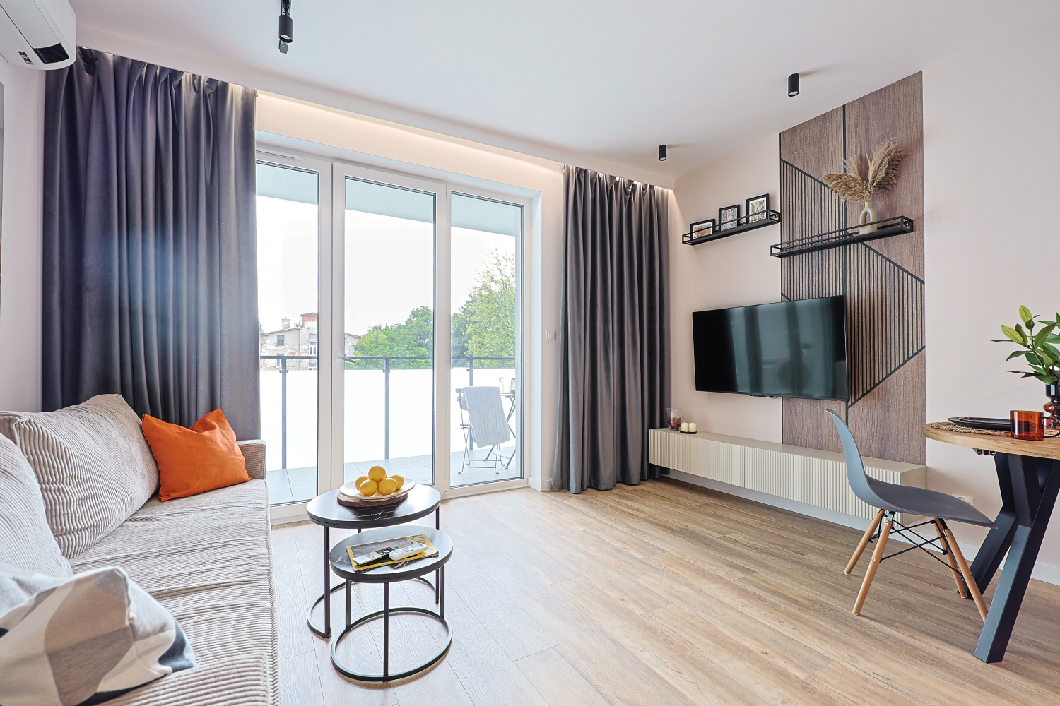 widok na drzewa mieszkanie booking łódź ul. Kopernika 2.jpg