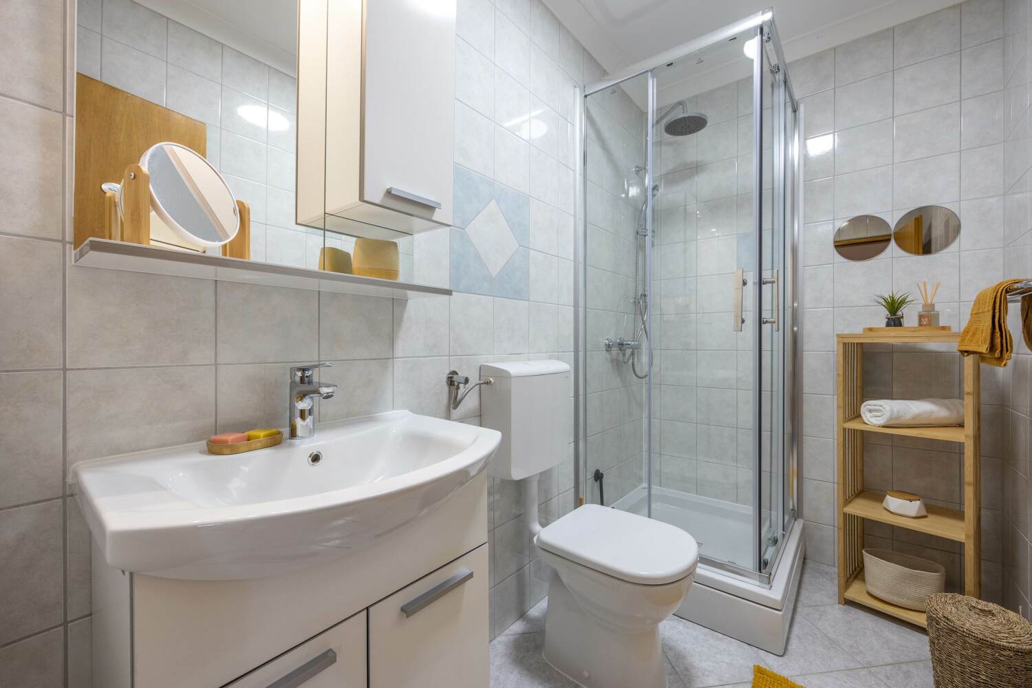 2_a22_bathroom1 - tiny800kb.jpg