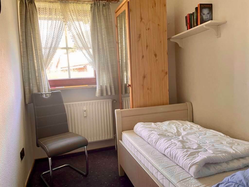 Ferienwohnung--in-Stinteck-Strandnaehe-Westerdeichstrich-Buesum-Nordsee-Schlafbereich-Zimm-1-Bett.jpg