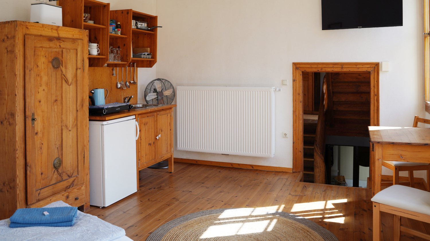 Miniküche, Heizung, Tür, Essbereich.jpg