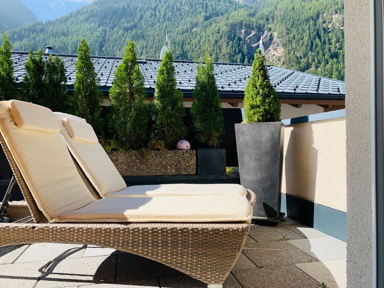 Terrasse mit Liegenstühlen oben.jpg