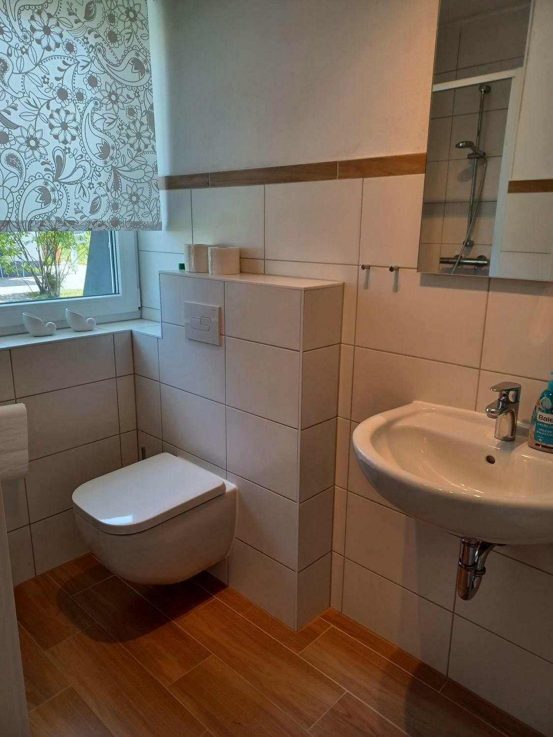16_Bad 1 en Suite im EG mit Dusche und WC.jpg