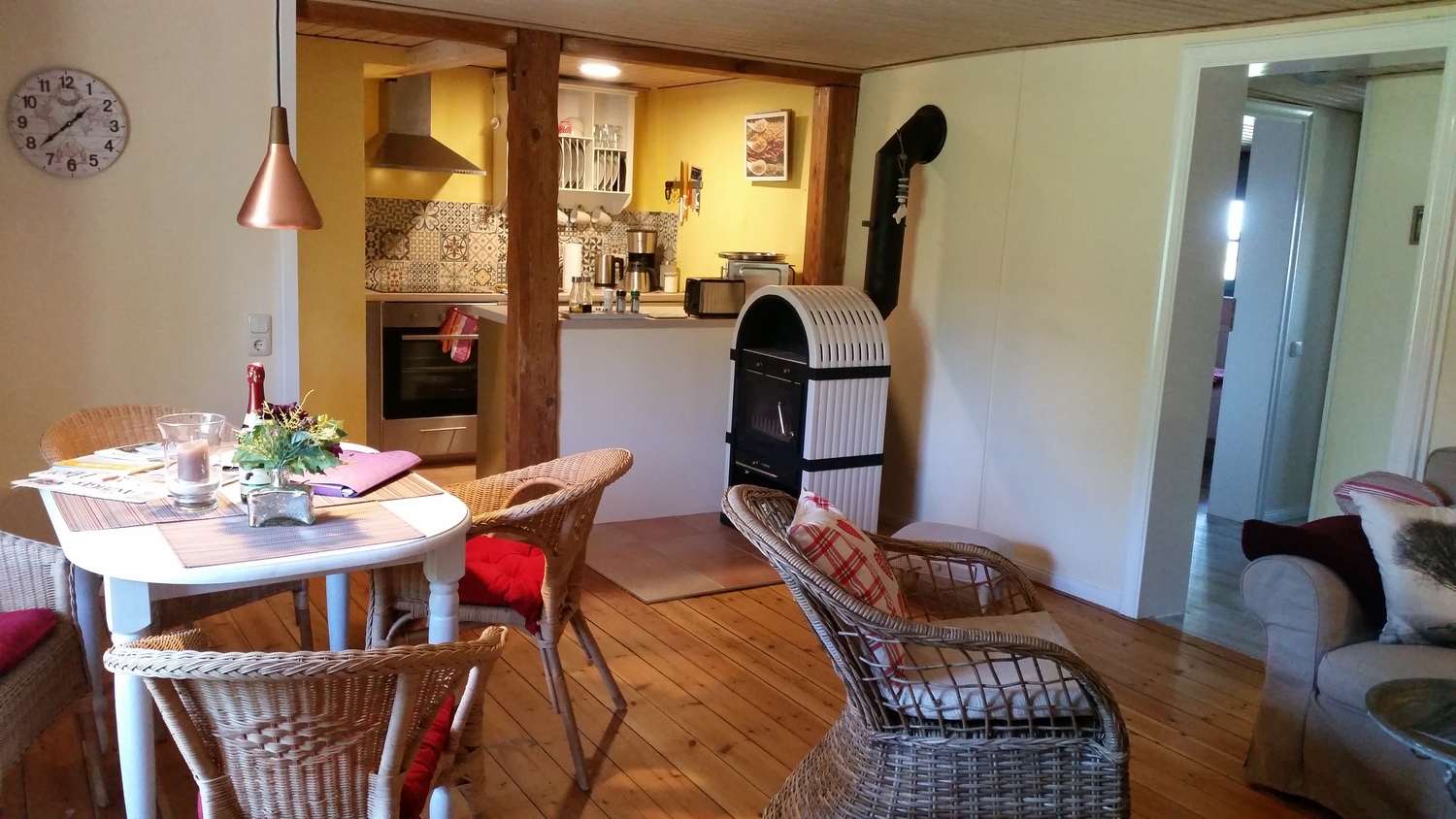 Fewo Koos Blick vom Wohnzimmer in die Küche.jpg