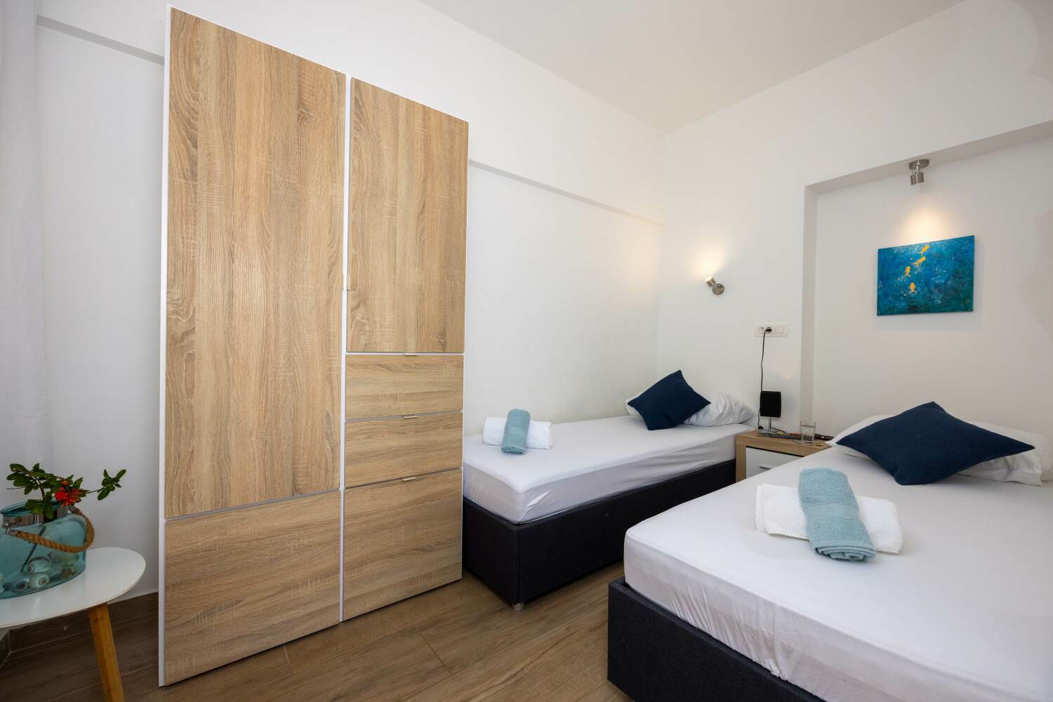 6_a42_bedroom2_1 - tiny800kb.jpg