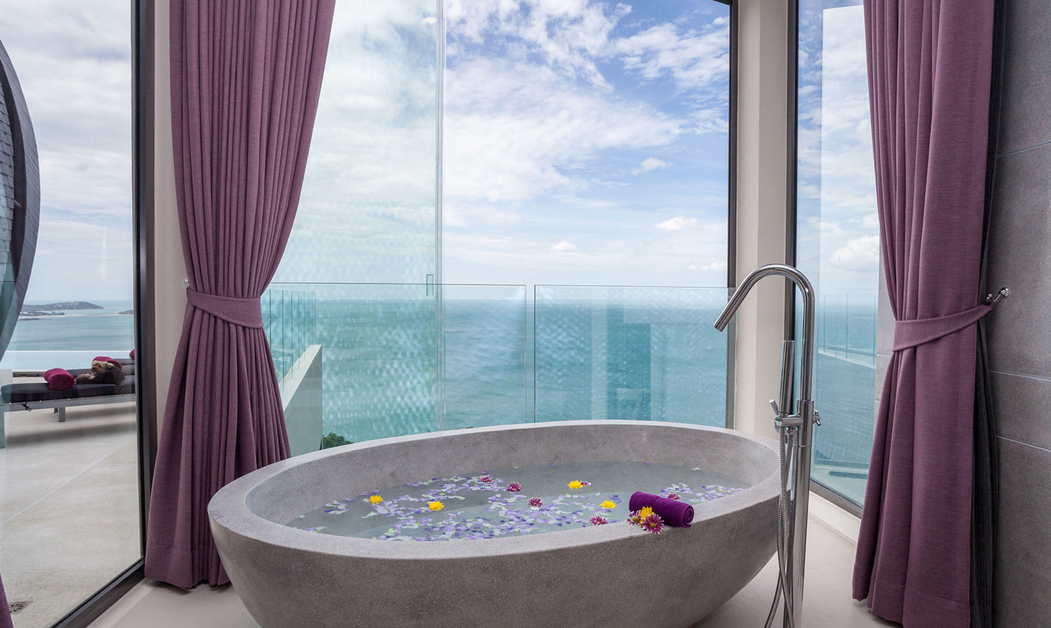 9 - Bath overlooking the sea.jpg