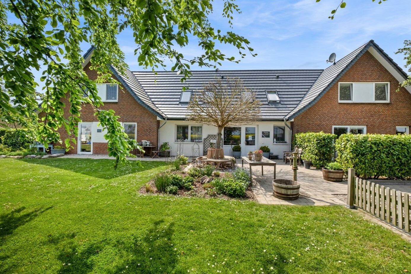 Haussansicht und Parkplatz.jpg