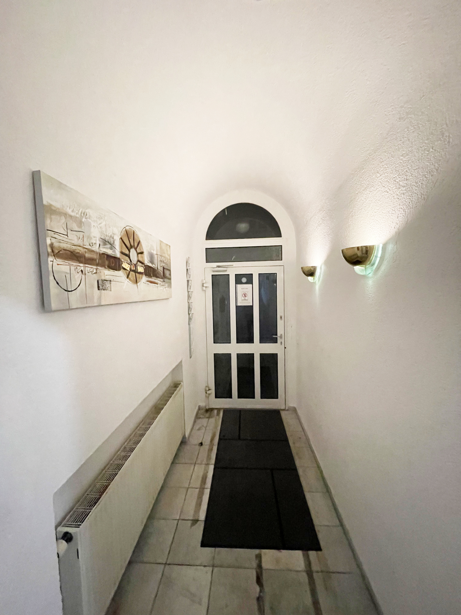 public - UG-Flur with painting - b.jpg