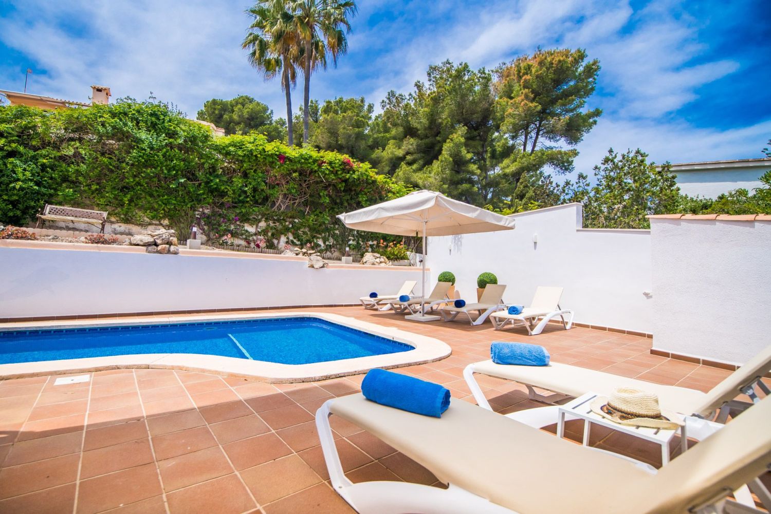 Villa_Marbella_Poolbereich 6.jpg