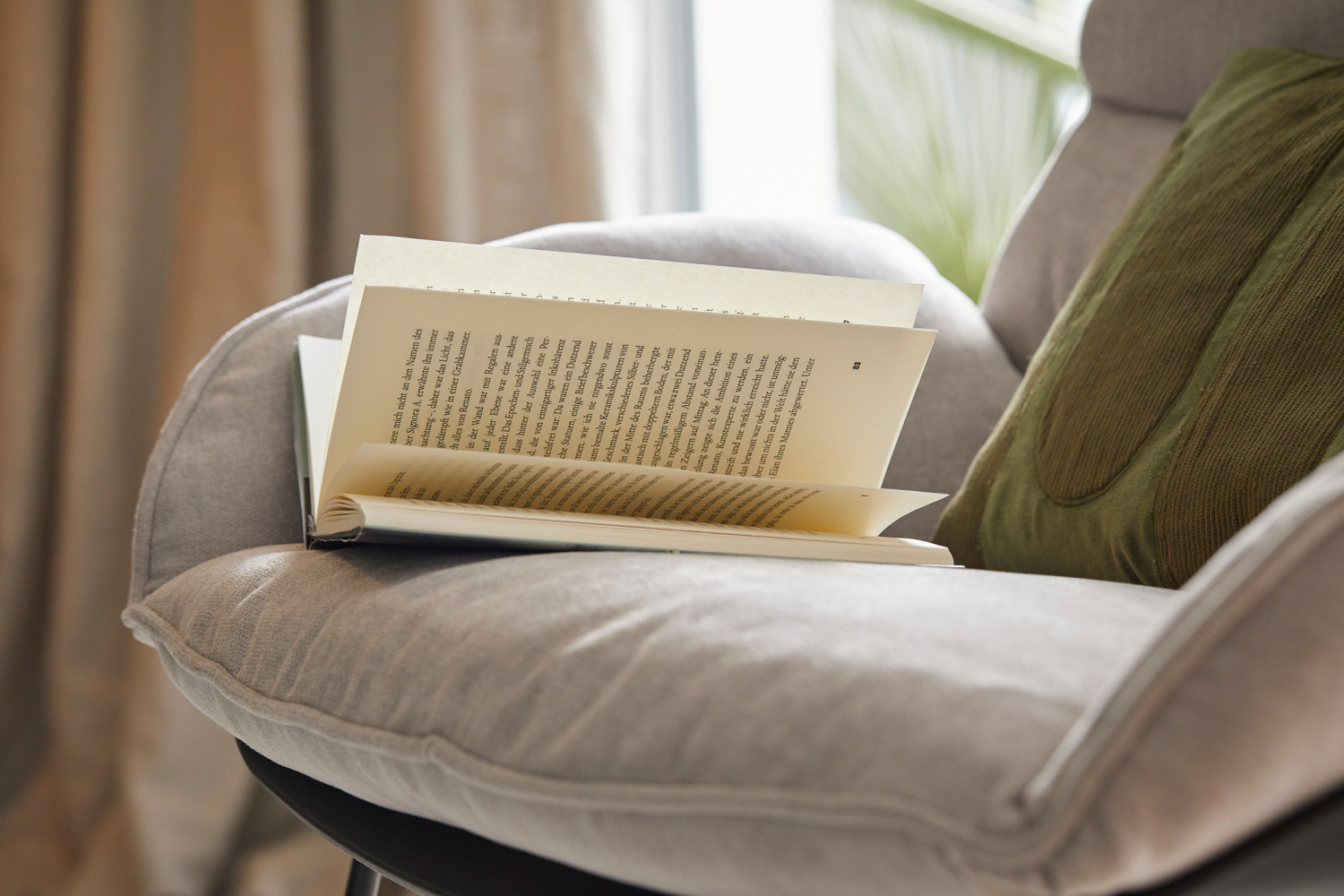 MATT_08_Sessel_Buch.jpg