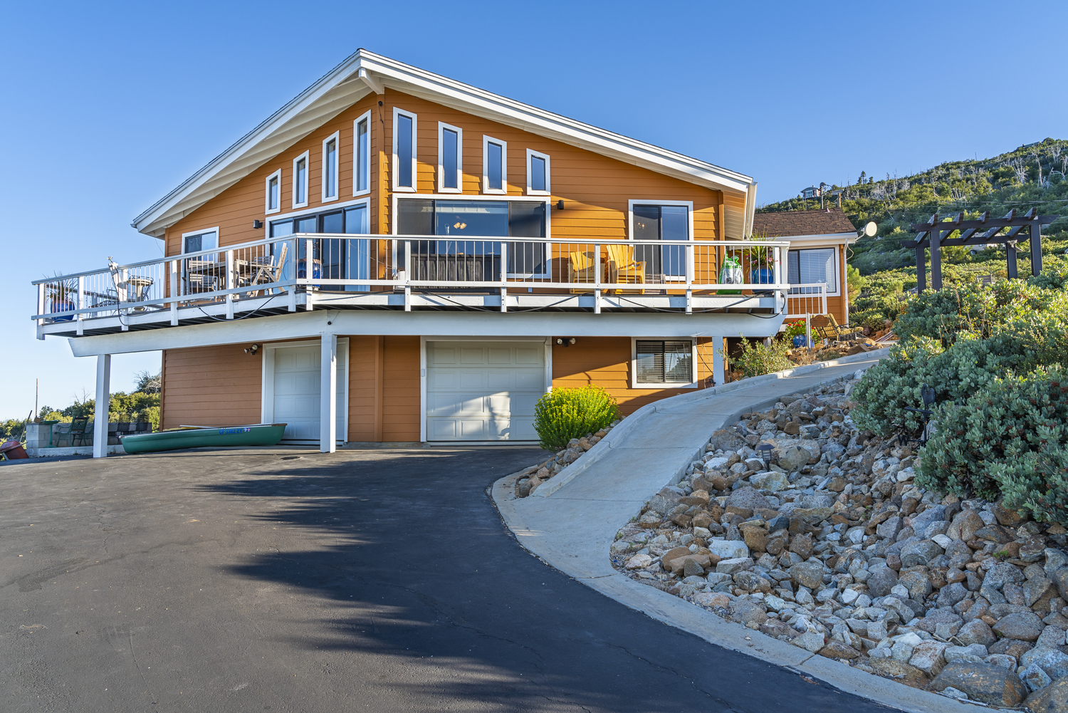 Julian Vacation Rentals Lake Cuyamaca Custom Home "A Living Canvas"