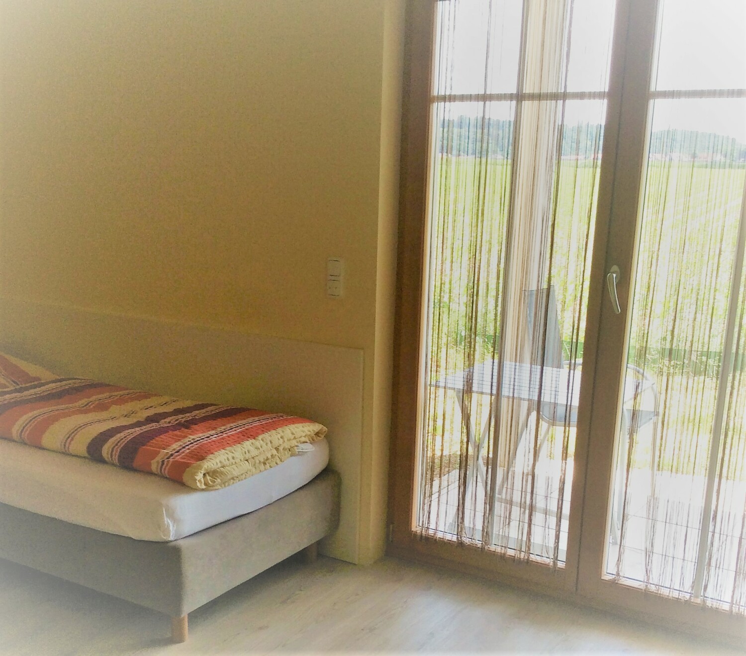 Zimmer mit Blick auf Terrasse.jpg