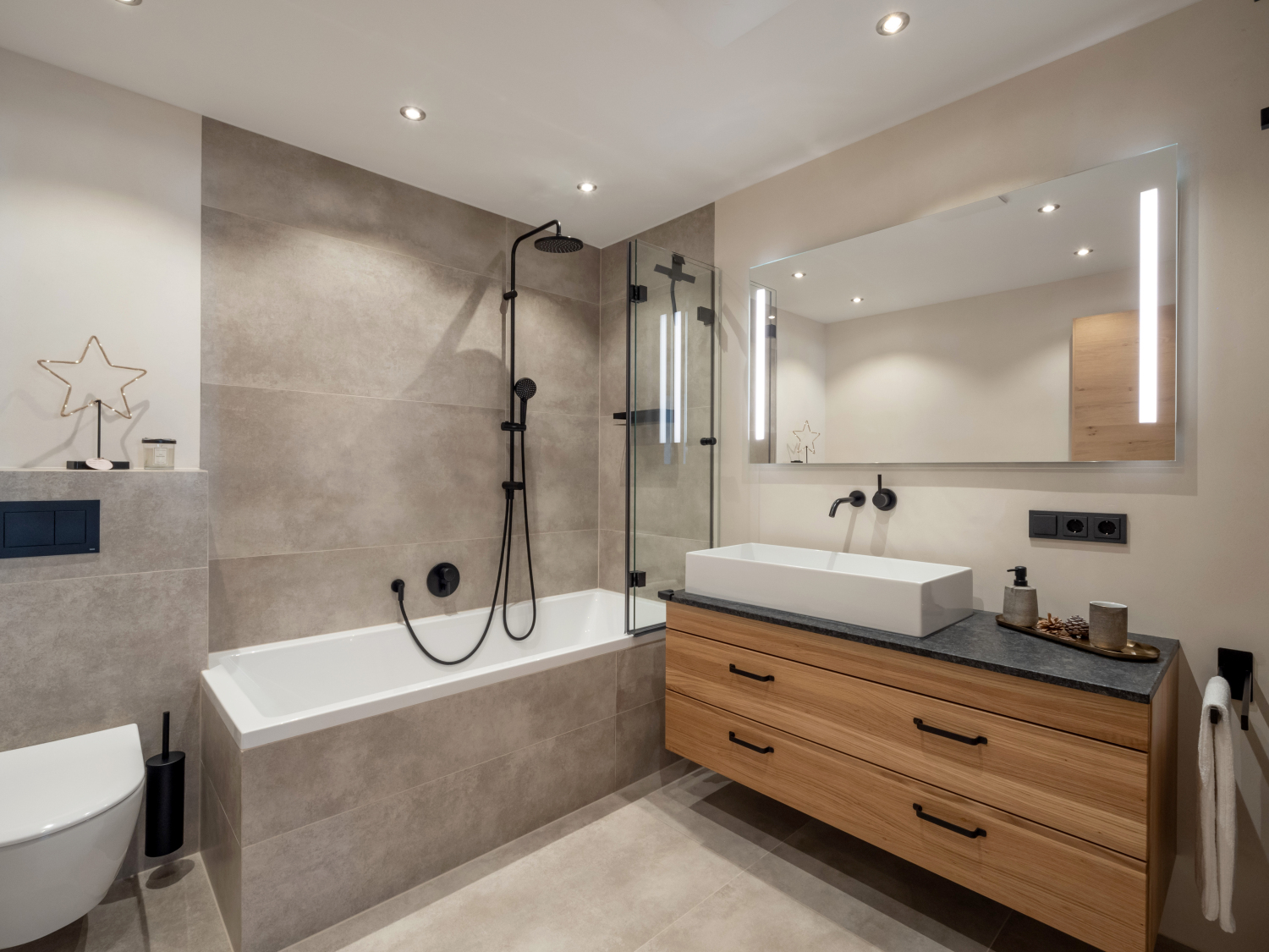 Ferienwohnung_Tirolglueck_Neubauweg_12_St_Johann_Badezimmer 1.JPG