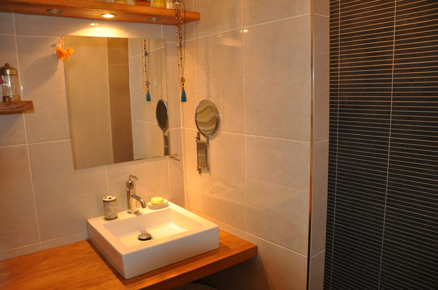 salle d'eau chambre 1.JPG