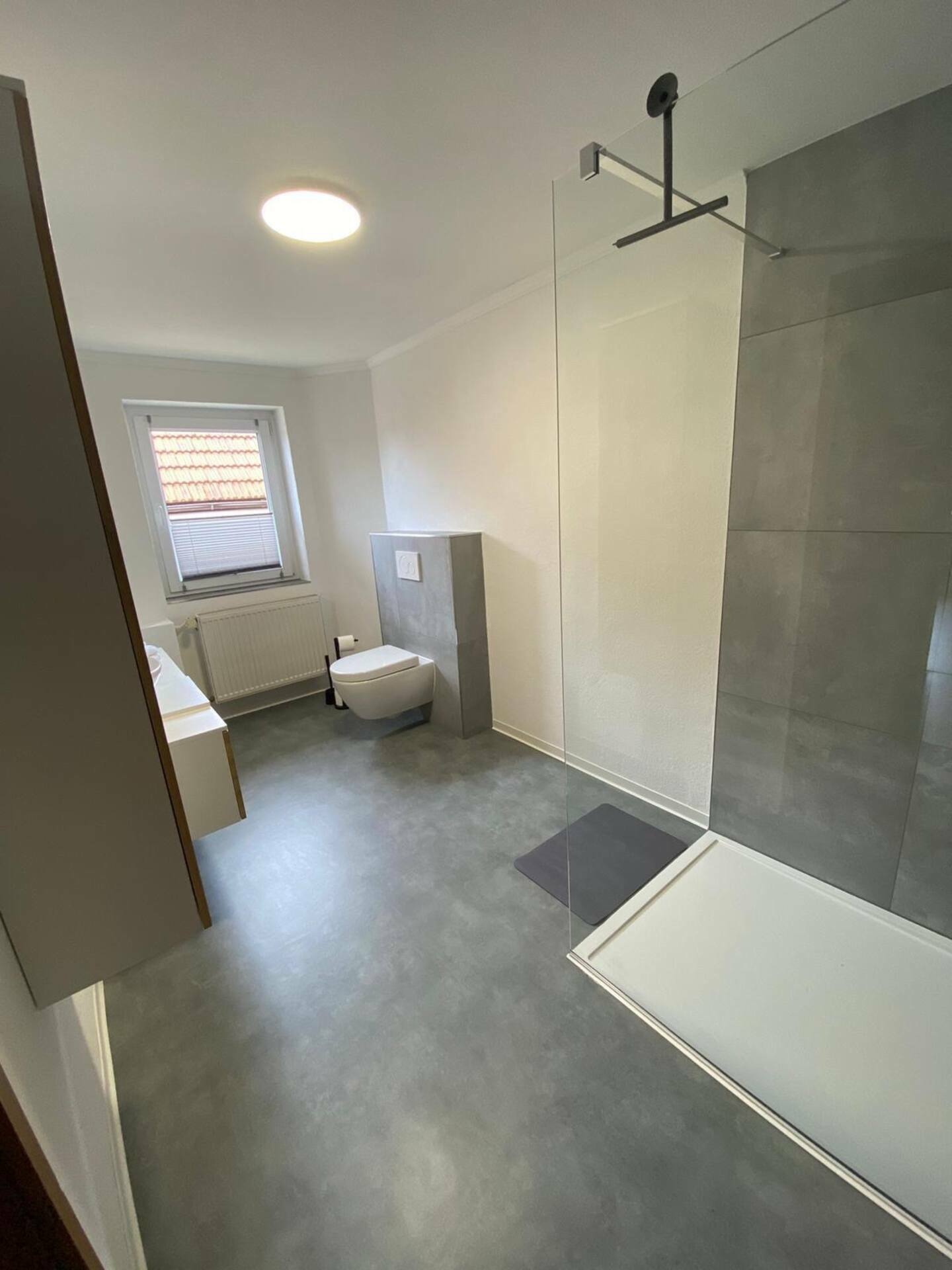 neues modernes Badezimmer.jpeg