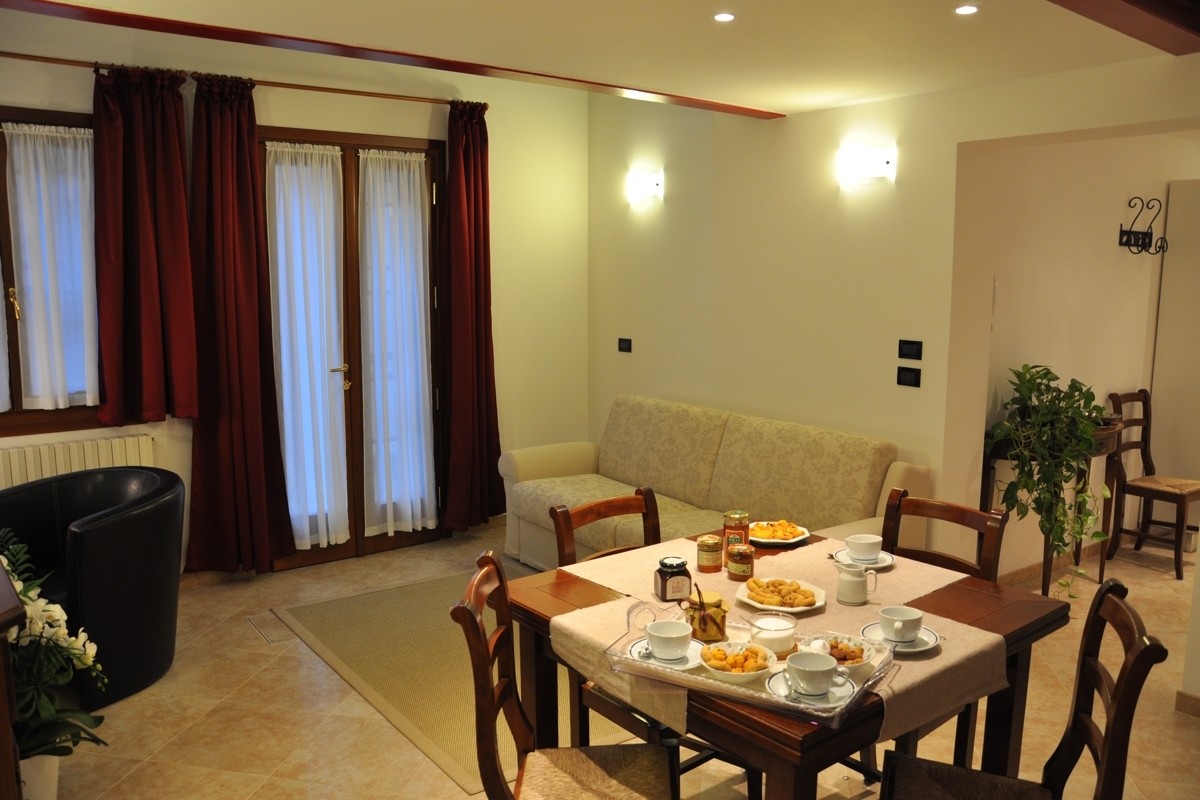 adriabella casa sanboldo appartamento manin 01 interni soggiorno.jpg