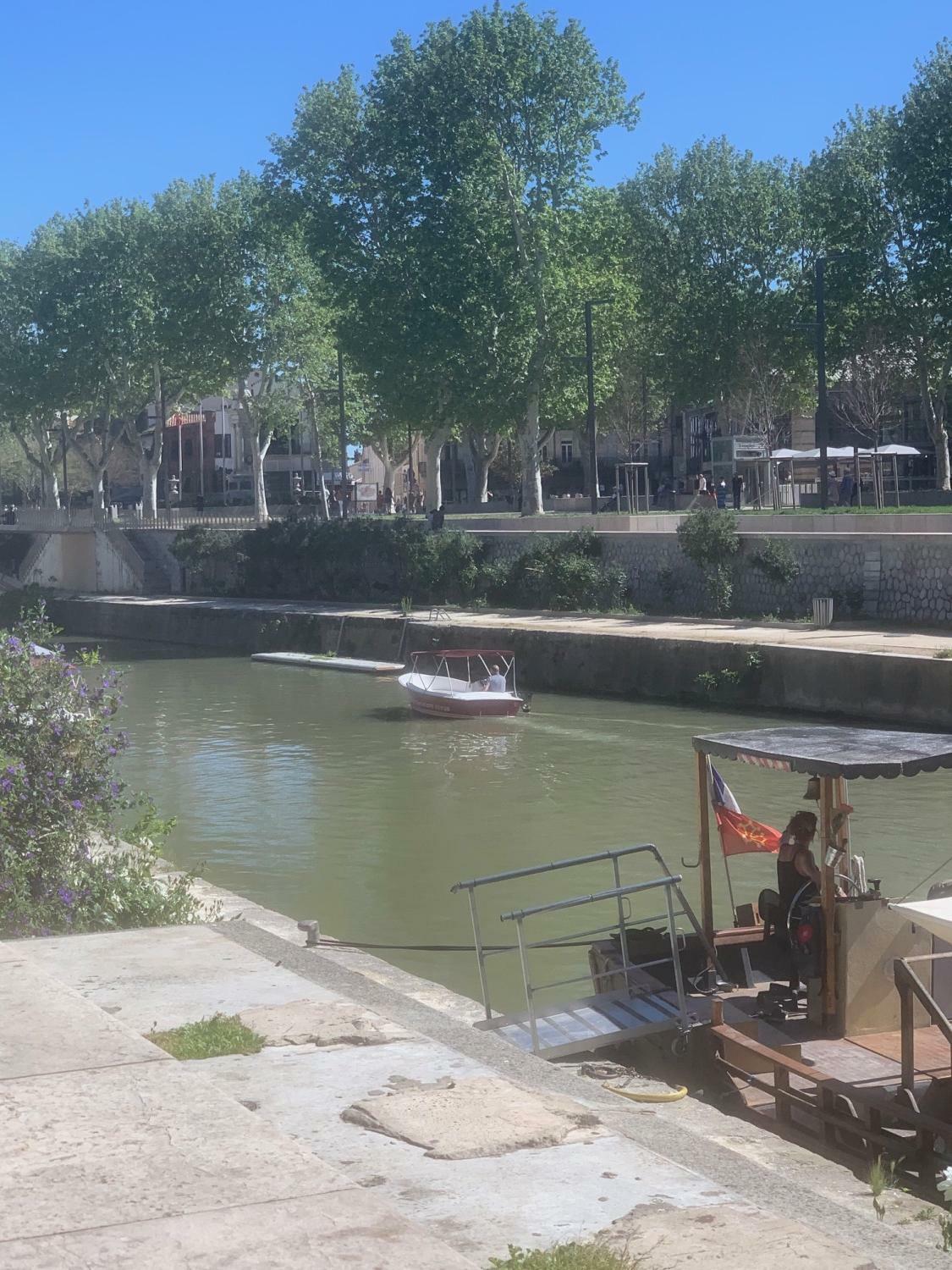 Bateau electrique sur le canal de la Robine N°2.JPG