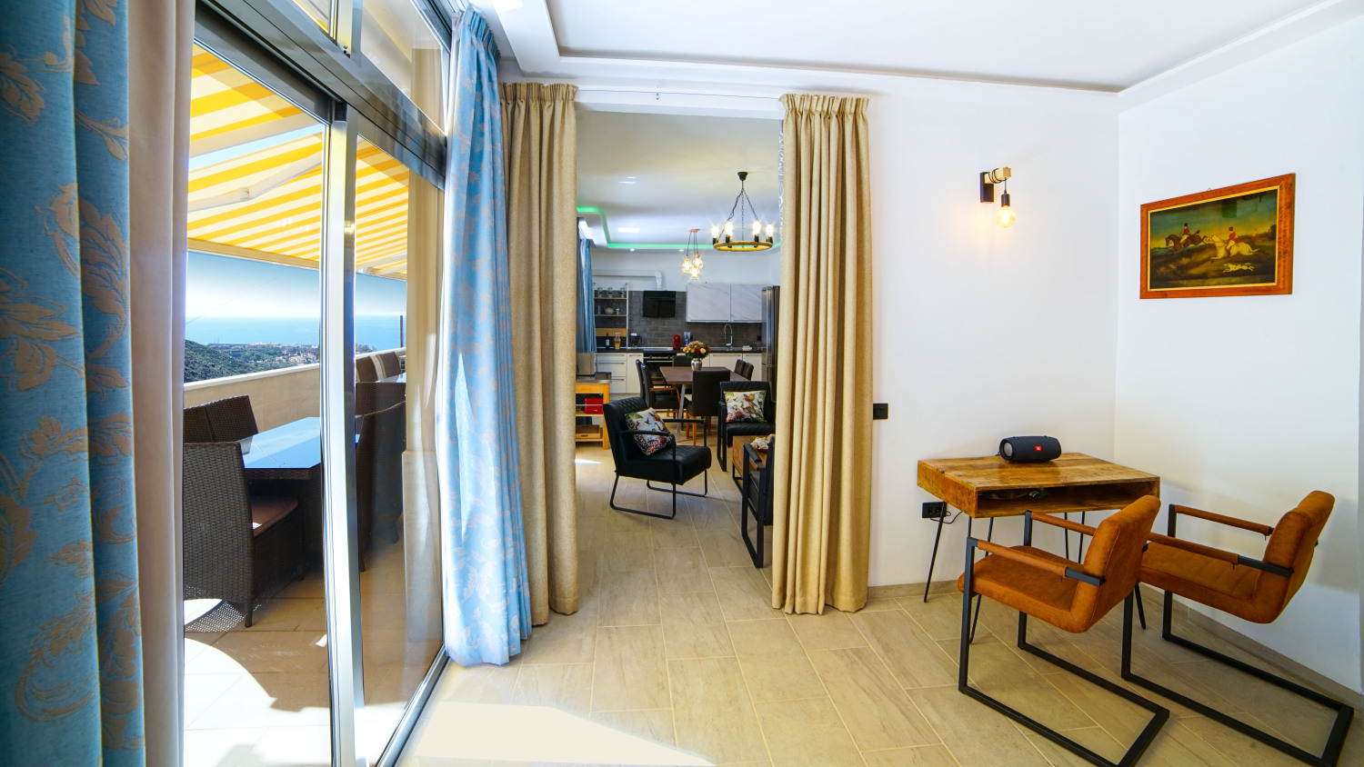 Blick auf Terrasse und in Kueche.jpg