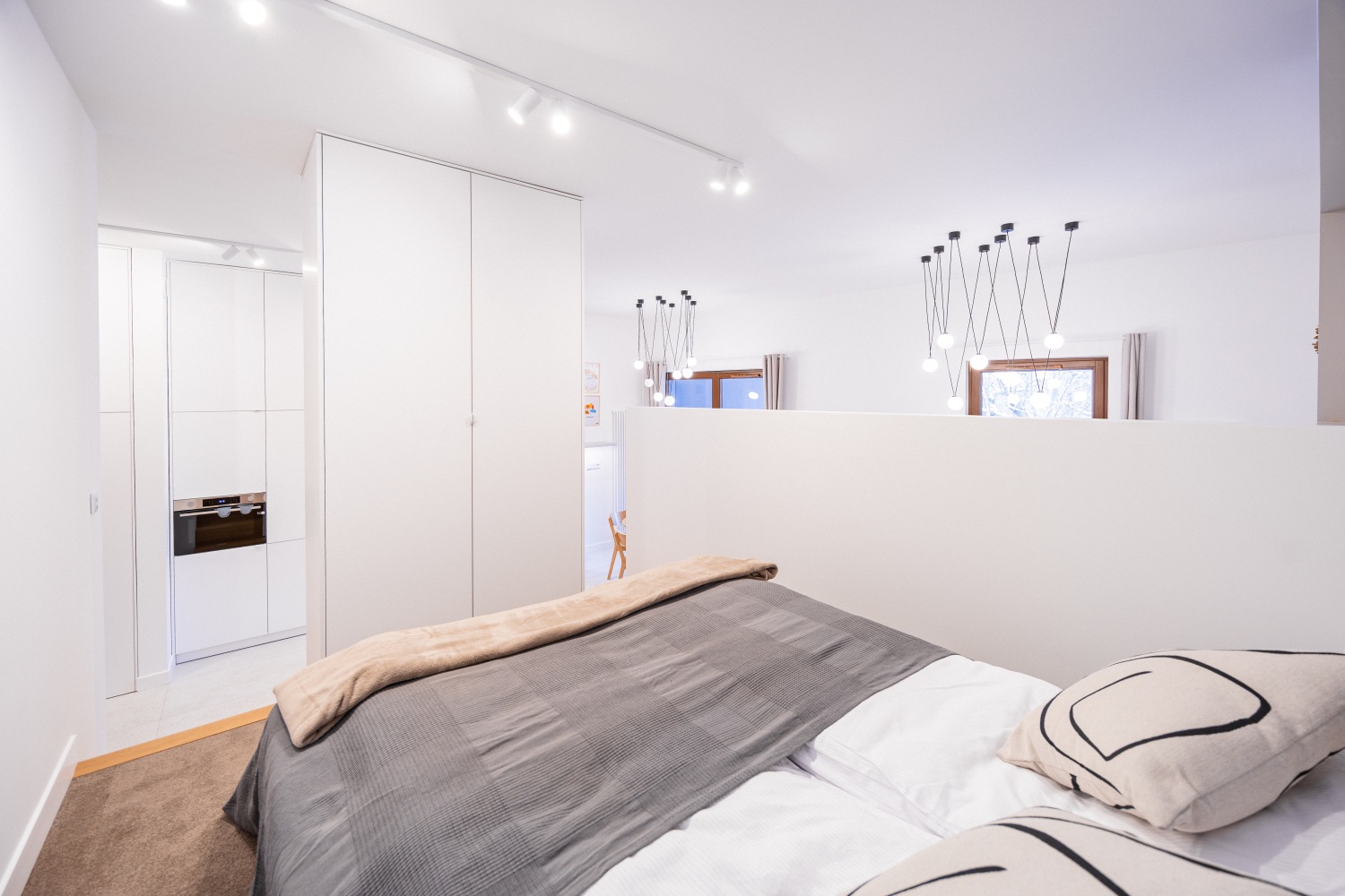 widok z antresoli na całe mieszkanie.jpg