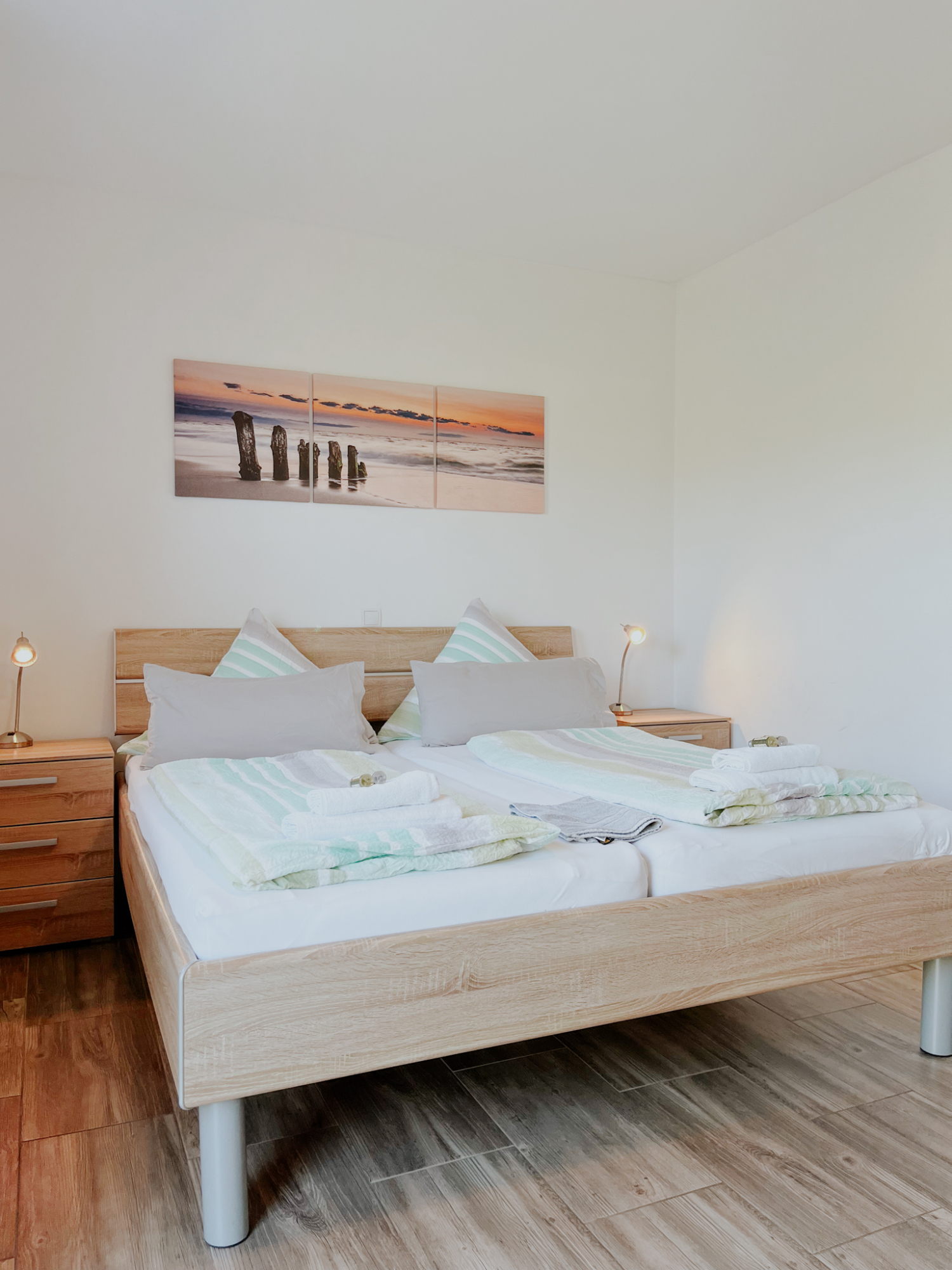 Schlafzimmer Doppelbett Haus 9.jpg