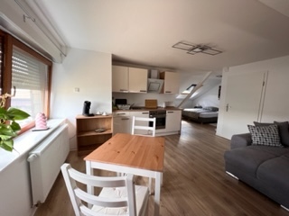 Küchenzeile mit Esstisch STudio 5 - Kopie.jpg