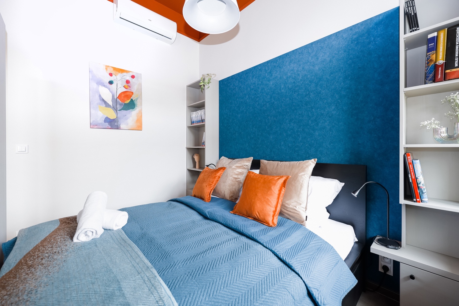 duże wygodne łóżko mieszkanie na najem  airbnb booking Łódź.jpg