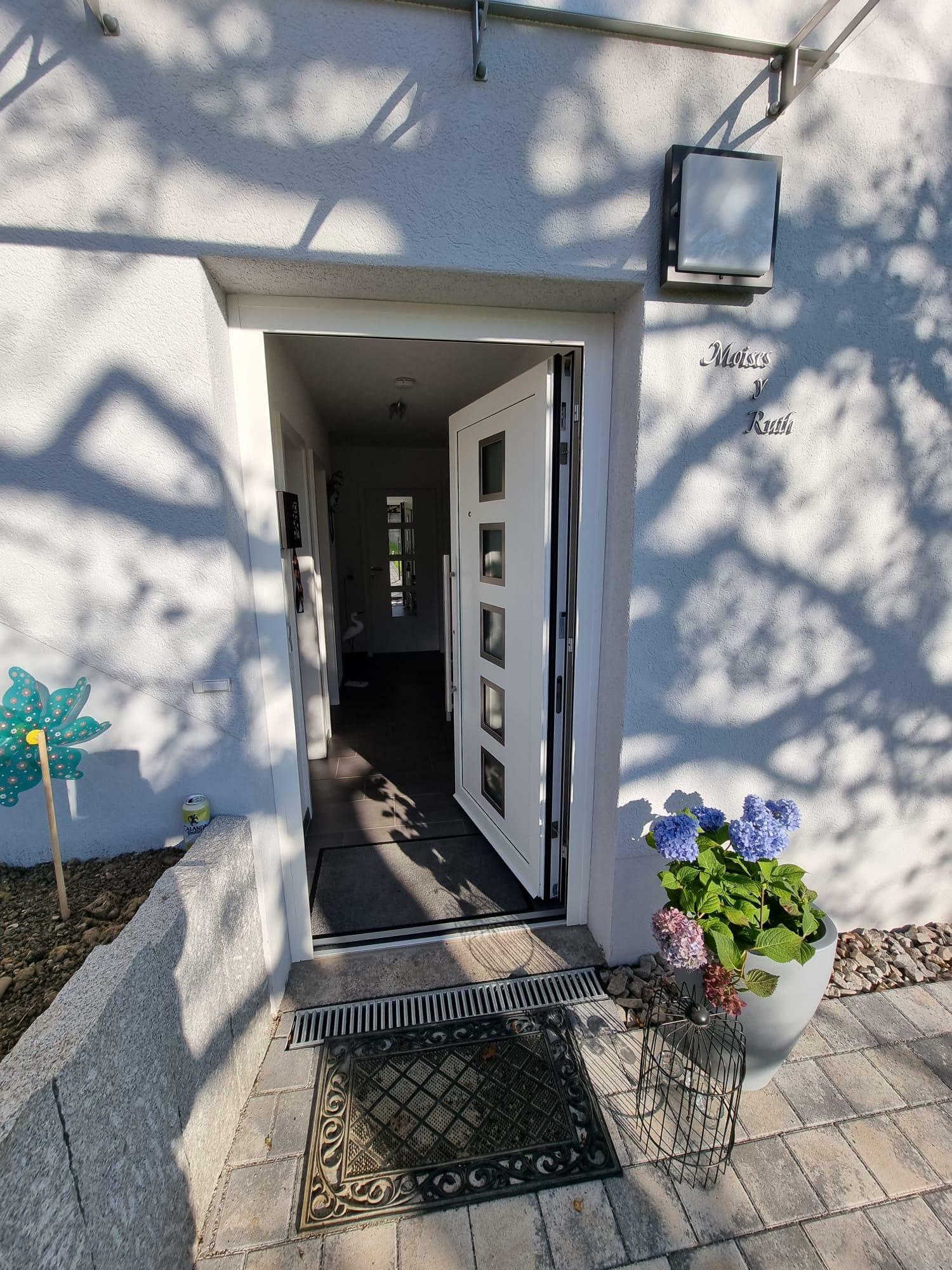 Fewo Haustuer offen.jpg