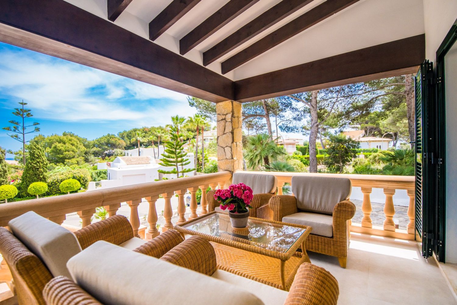 Villa_Marbella_Loungebereich vordere Terrasse.jpg