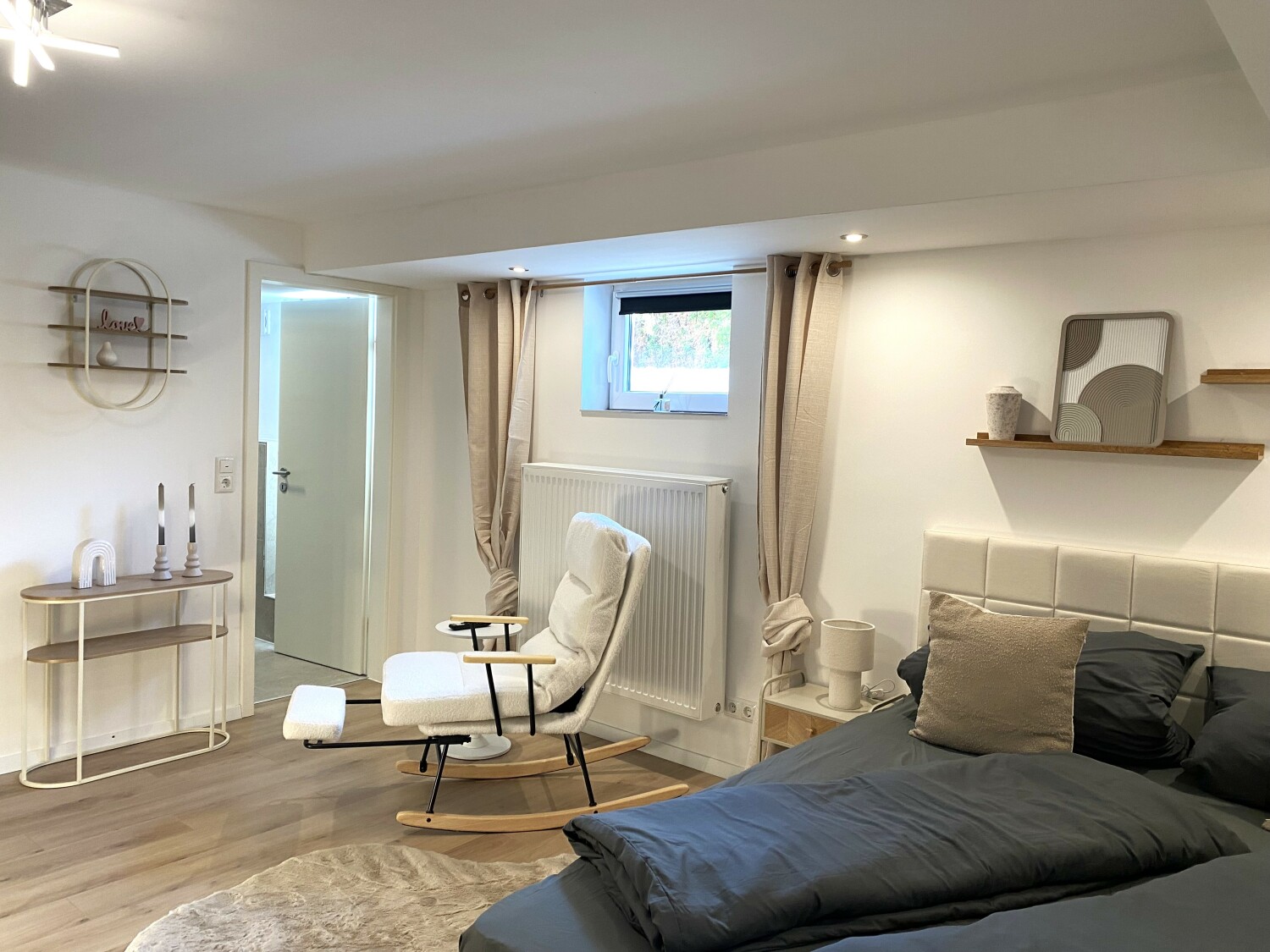 Bett und Schaukelstuhl.jpg