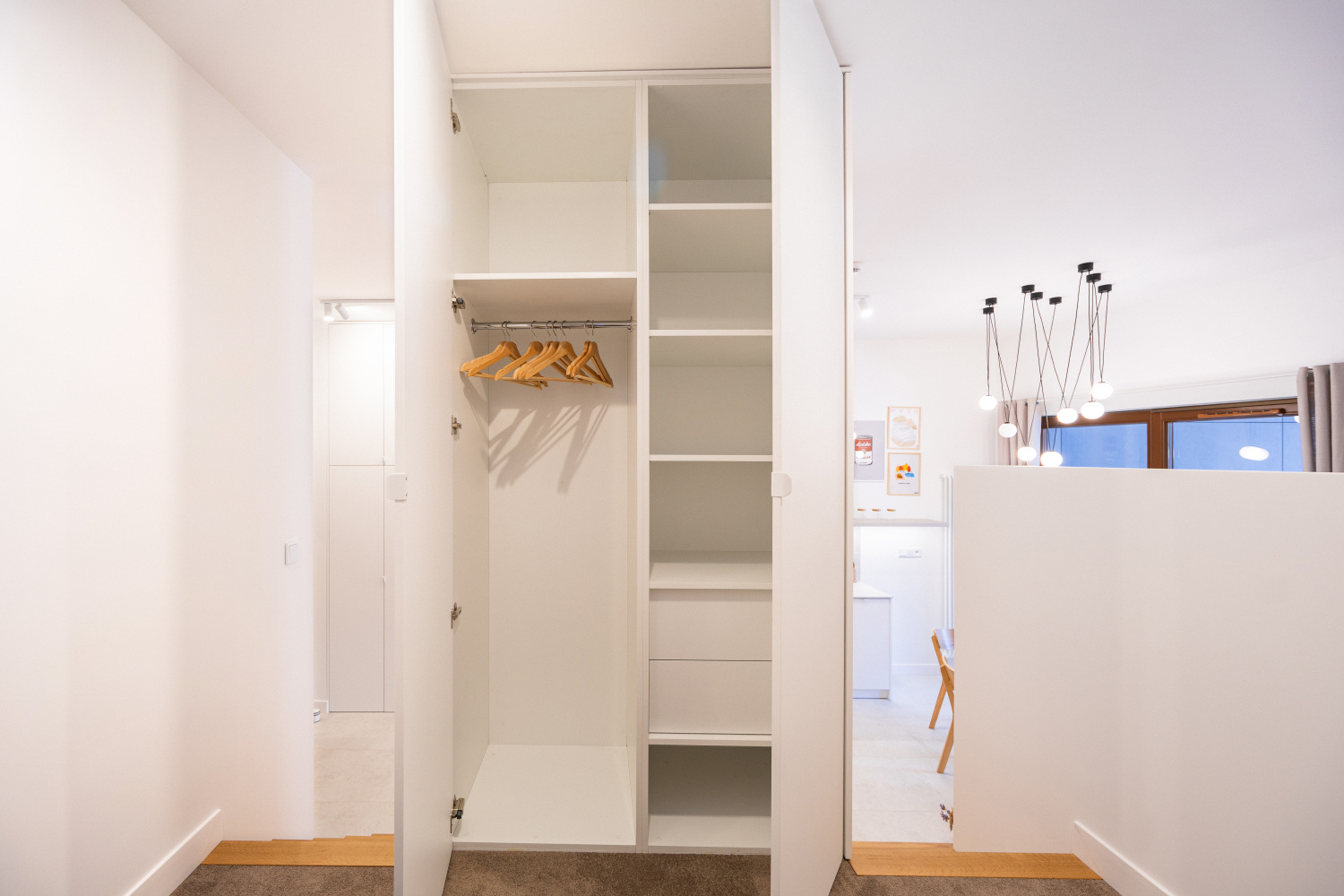 duża szafa w sypialni Łódź nawrot.jpg