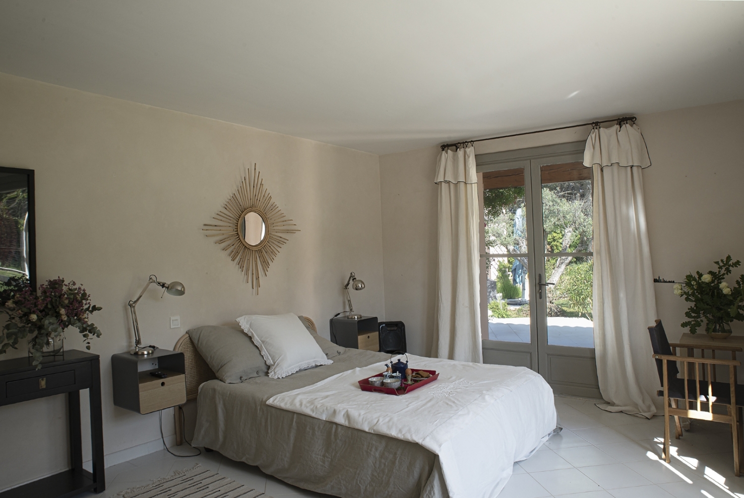 7 CHAMBRE 1  vue sur tête de lit.jpg