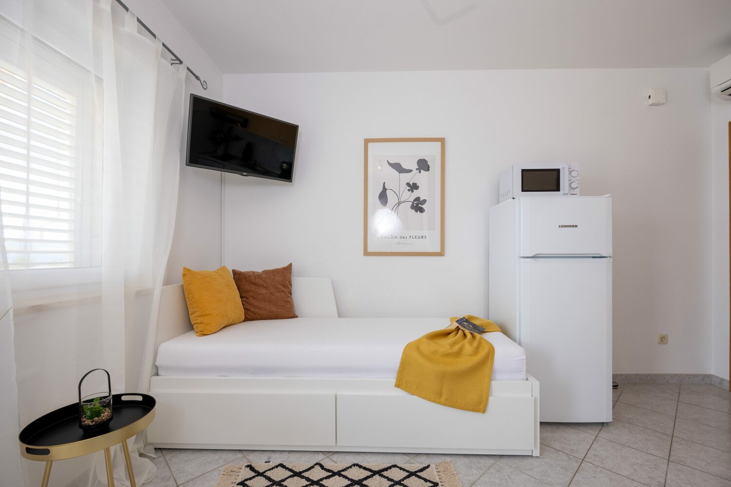 1_a22_interior3 - tiny800kb.jpg