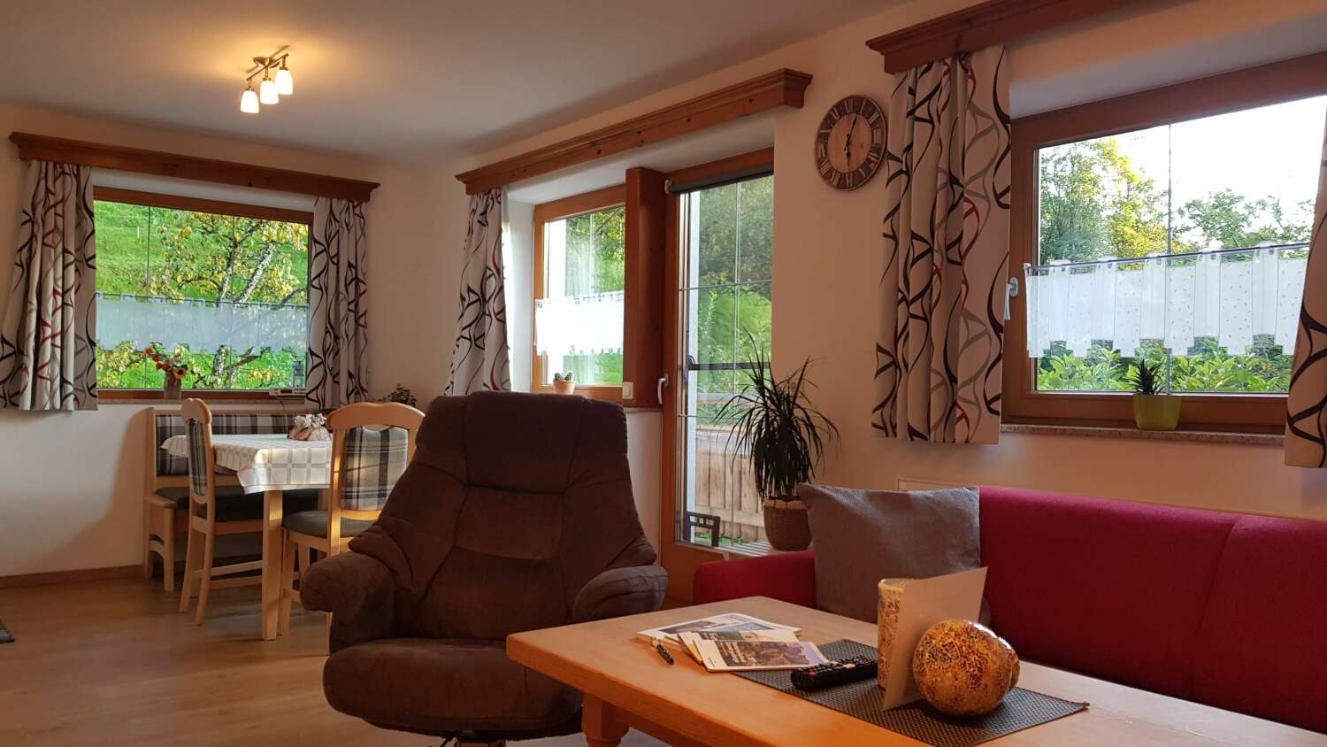 Ferienwohnung Ebbs Wohnzimmer.jpg