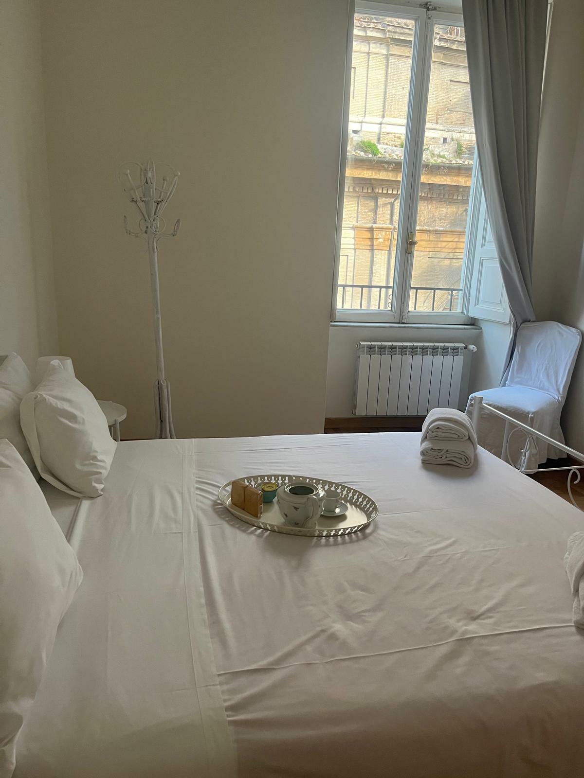 letto matr vassoio finestra.jpg