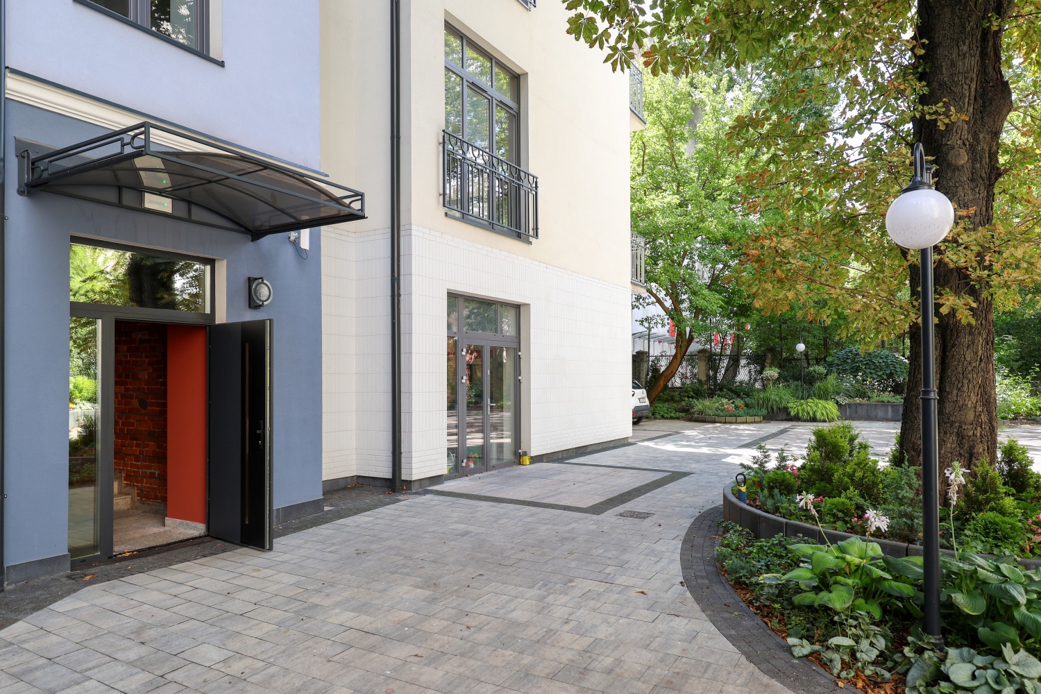 wejście do klatki i patio-kopia.jpg