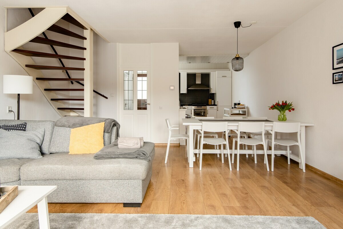 Kruiszwin 1108 Kitchen, Stairs, Entrance.jpeg