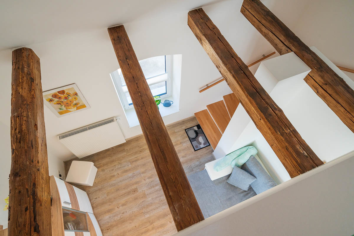 (2) Schlafzimmer, offene Galerie zum Wohnzimmer.jpg