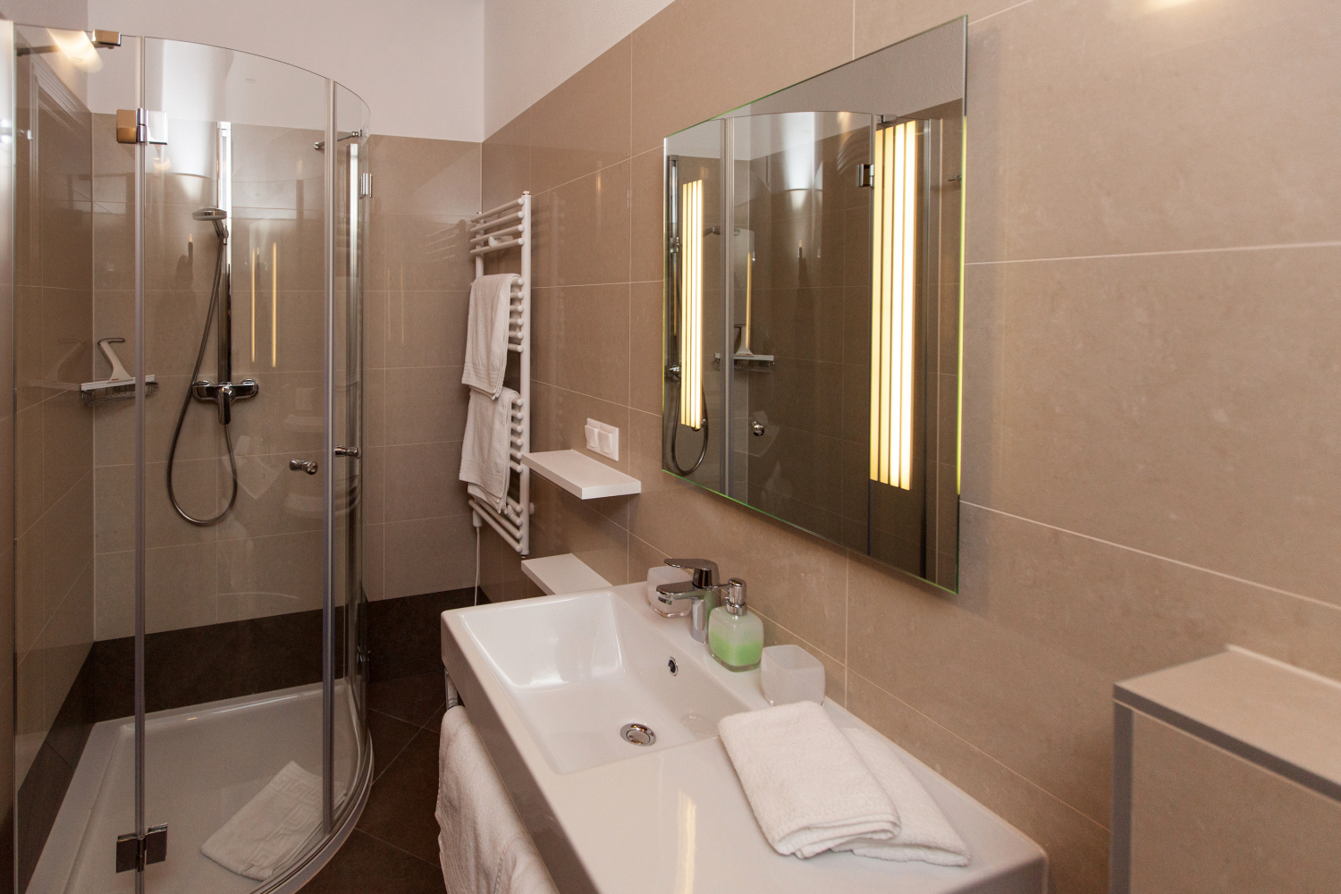 042-V.VALLIS Bathroom I.jpg