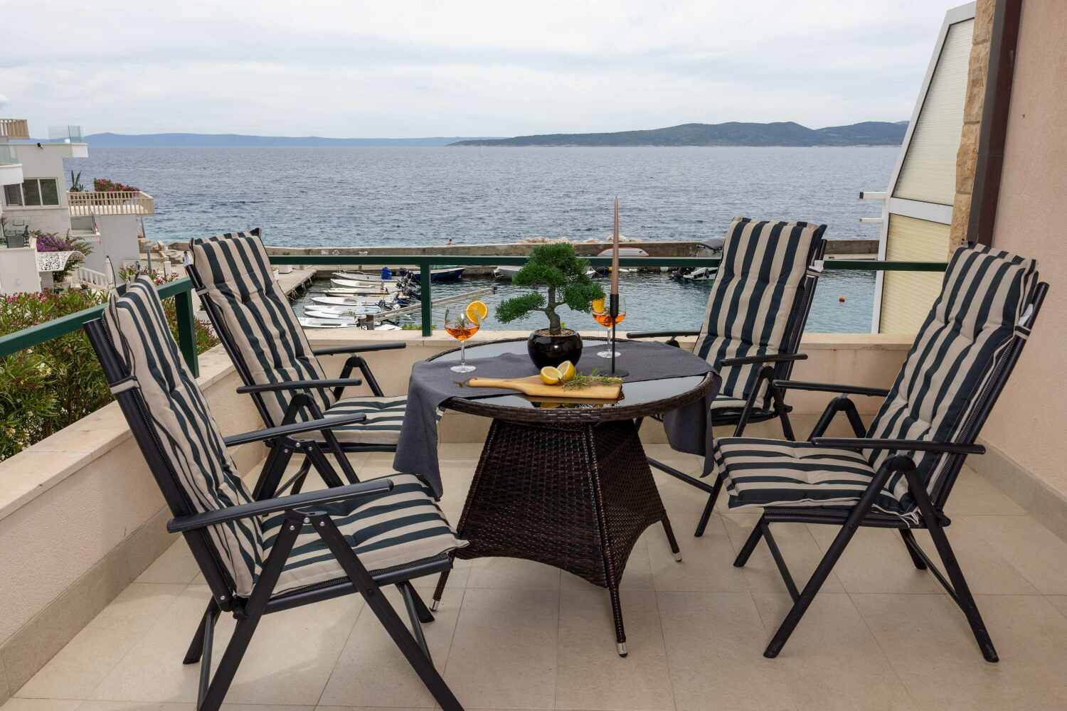 3_a21_veranda3c - tiny800kb.jpg