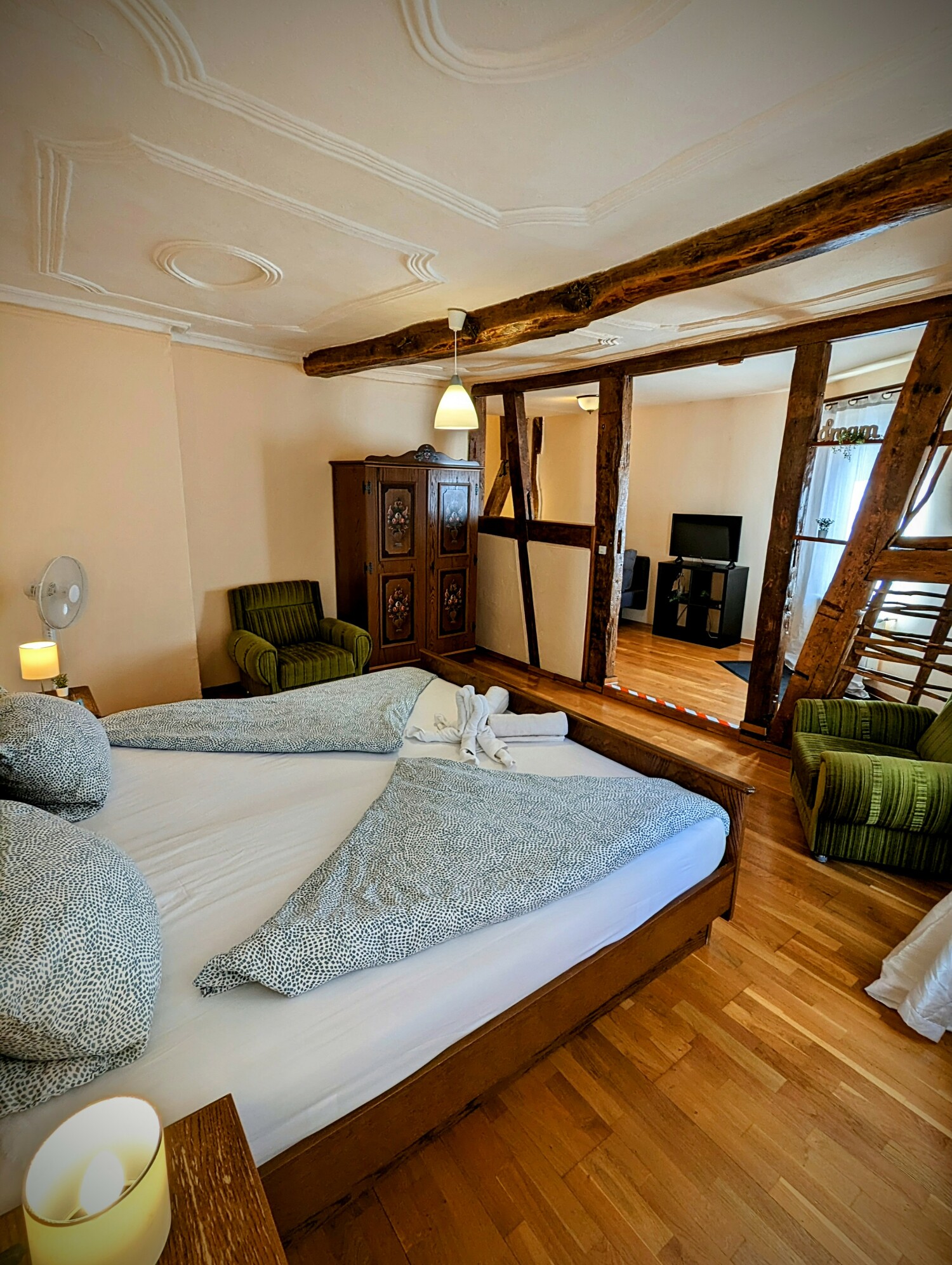 Zi1 Bett ecke TV.jpg