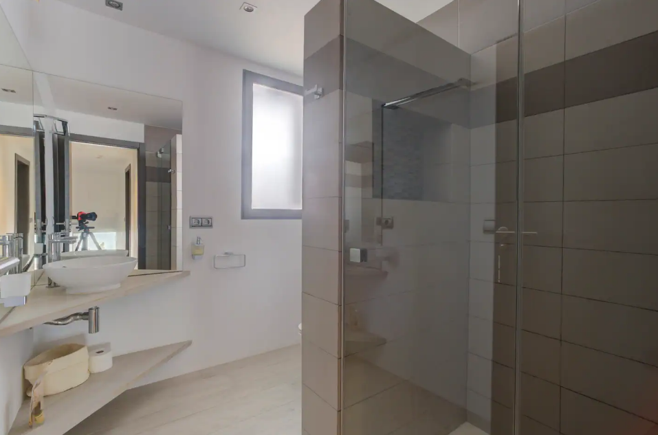 Antica ensuite bathroom.png