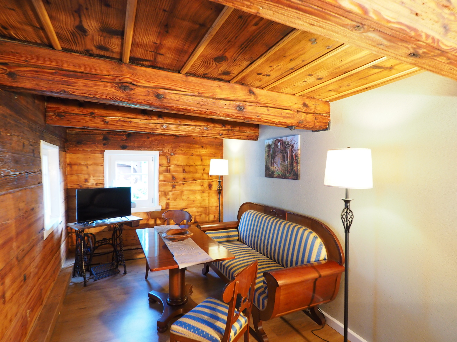 4_Hexe_Ornella_Blockstube_von vorn.JPG