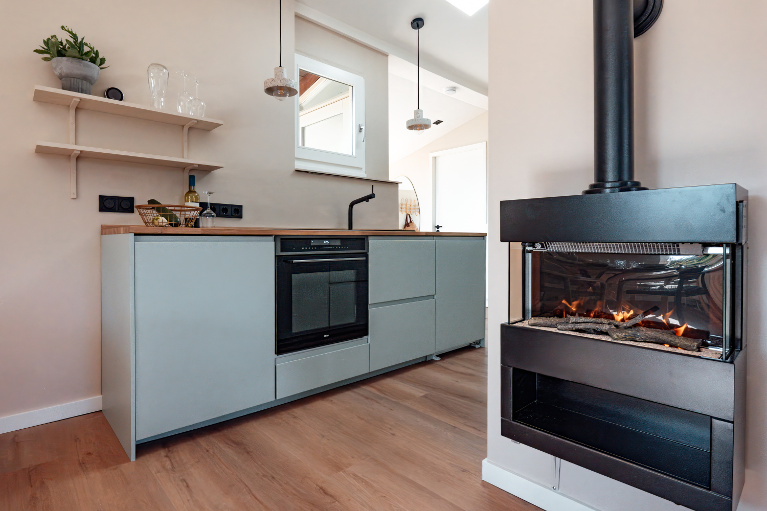 Mamooi - Blick in die Küche mit Kaminofen.jpg