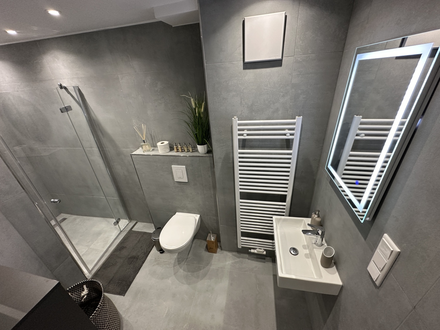 Badezimmer Front.JPG