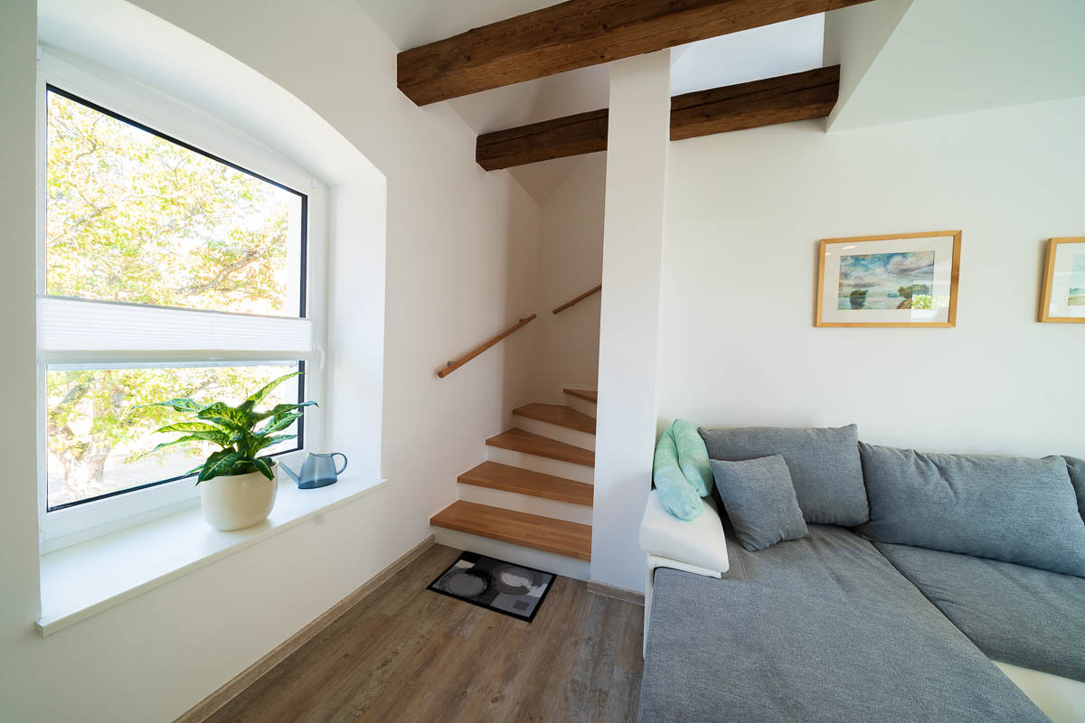 (1) Wohnzimmer, Aufgang zum Schlafzimmer mit Fenster.jpg