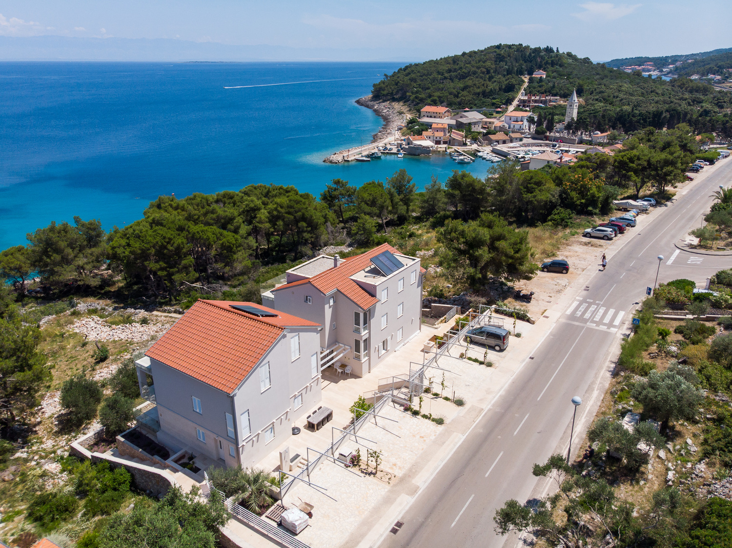 0a aHäuser Blick Sv. Martin und Parkplätze.jpg